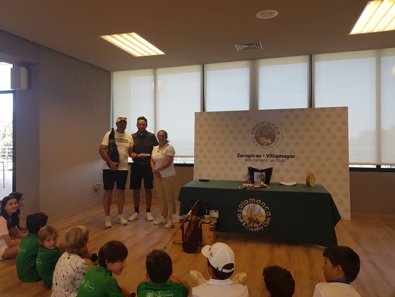 Padres e hijos disfrutan de un torneo de golf en Zarapicos