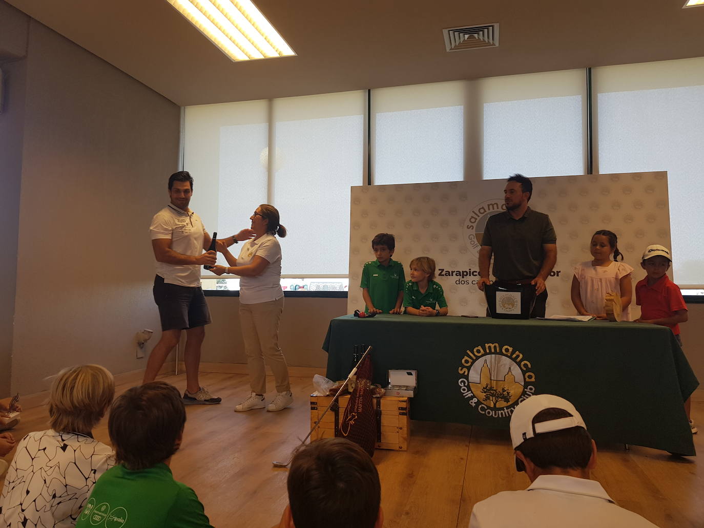 Padres e hijos disfrutan de un torneo de golf en Zarapicos