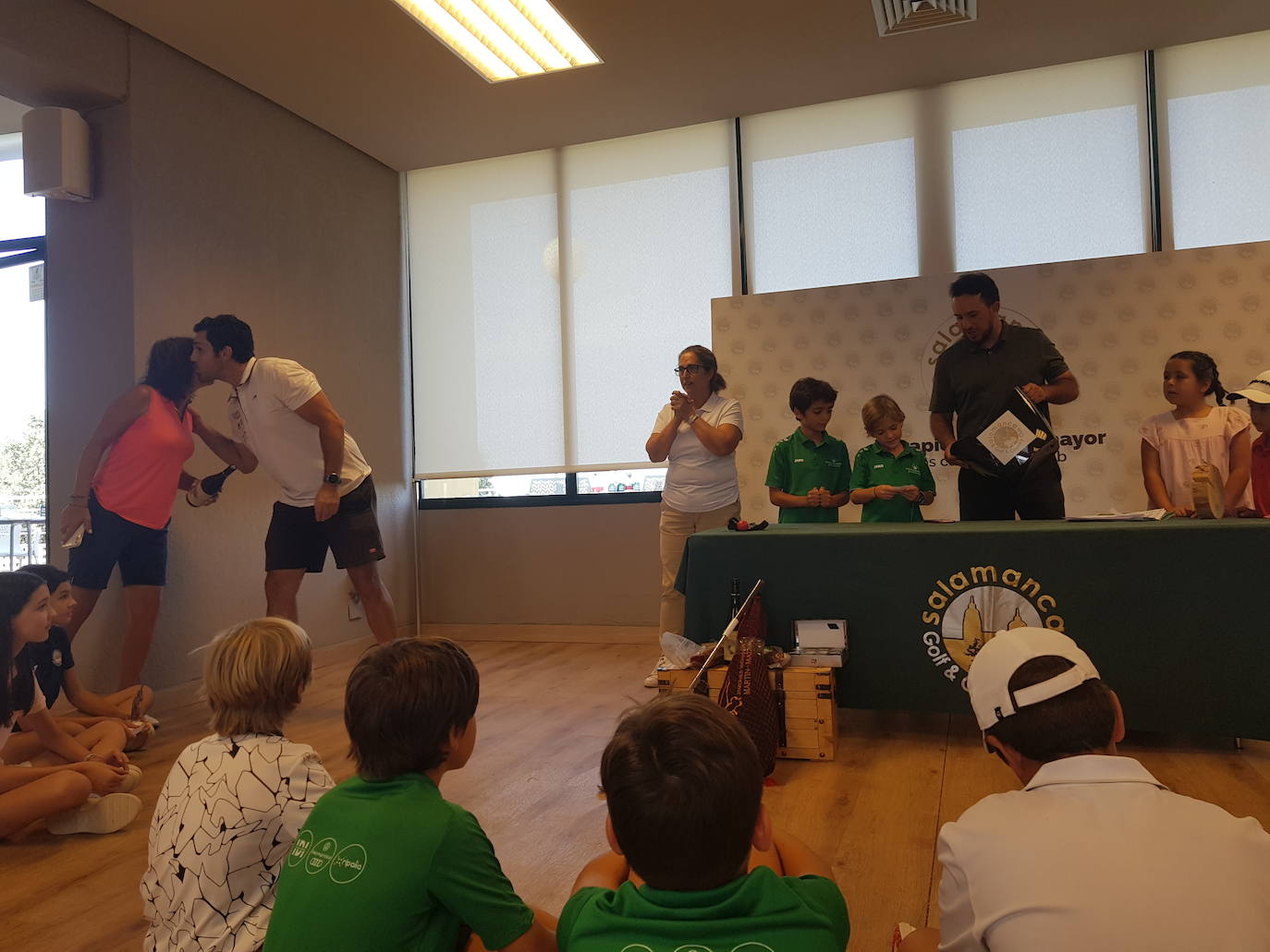 Padres e hijos disfrutan de un torneo de golf en Zarapicos