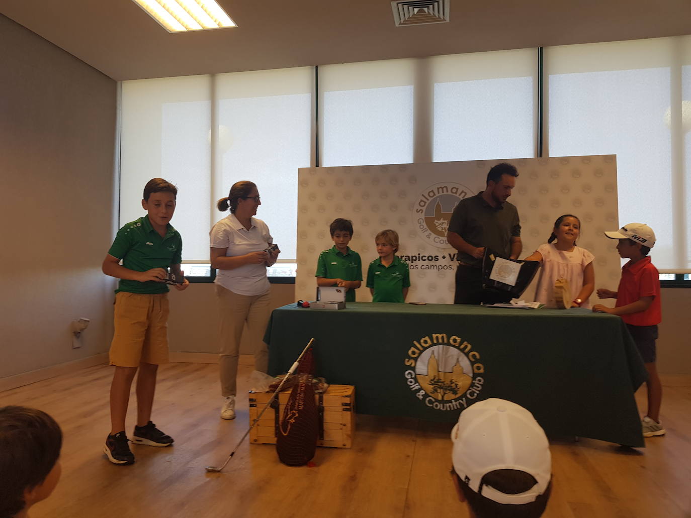 Padres e hijos disfrutan de un torneo de golf en Zarapicos