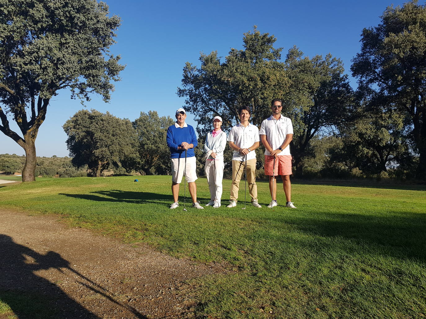 Padres e hijos disfrutan de un torneo de golf en Zarapicos