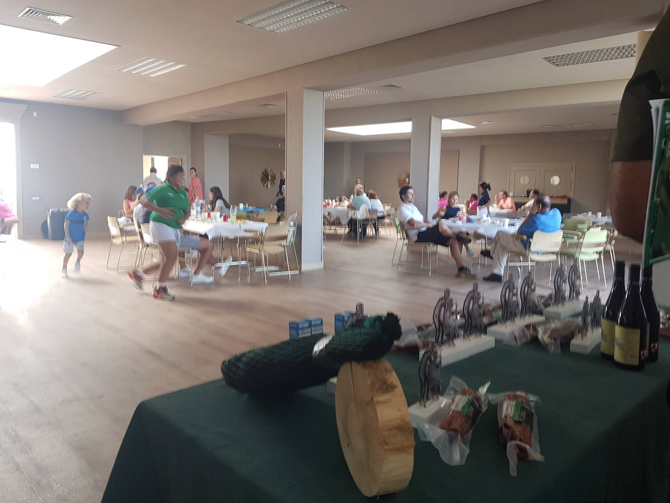 Padres e hijos disfrutan de un torneo de golf en Zarapicos