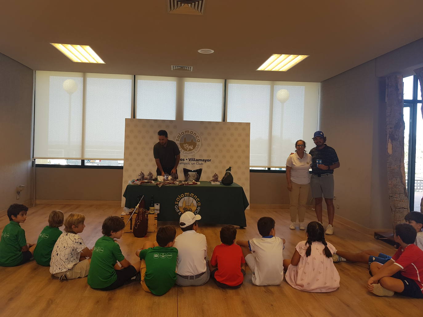 Padres e hijos disfrutan de un torneo de golf en Zarapicos