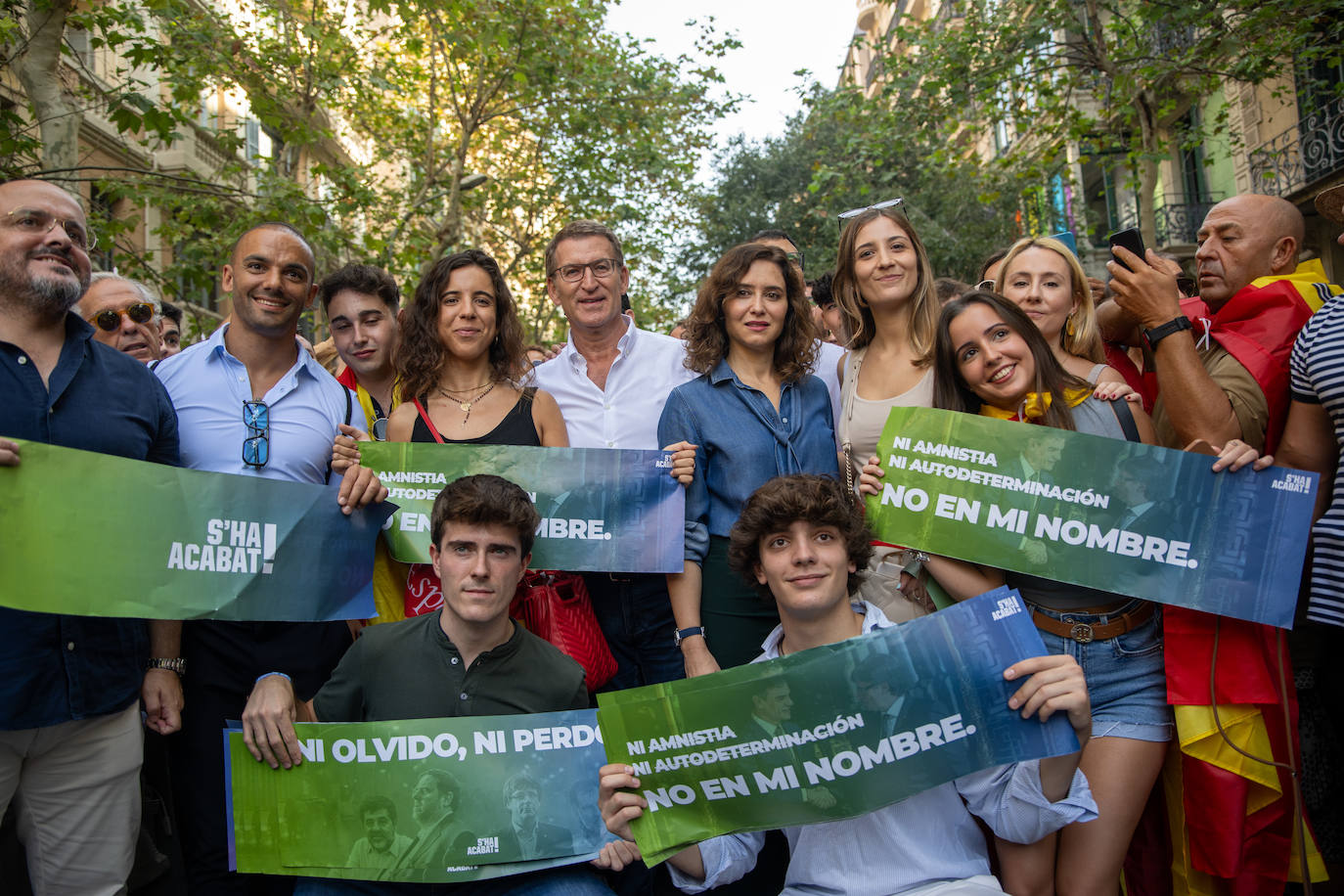 Los ingeniosos mensajes de la pancartas de la manifestación contra la amnistía en Barcelona