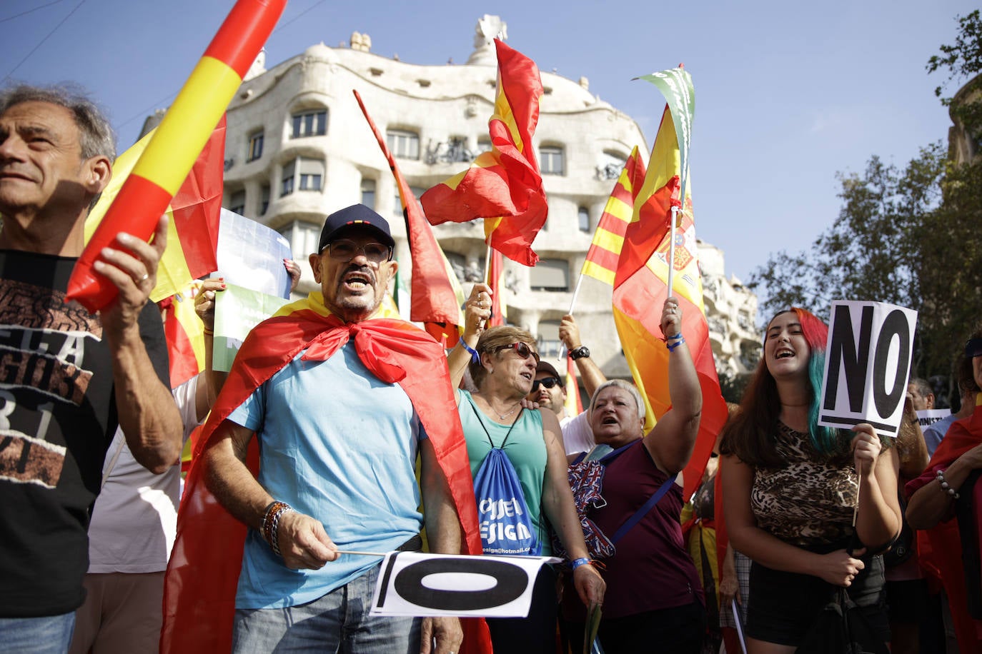 Los ingeniosos mensajes de la pancartas de la manifestación contra la amnistía en Barcelona