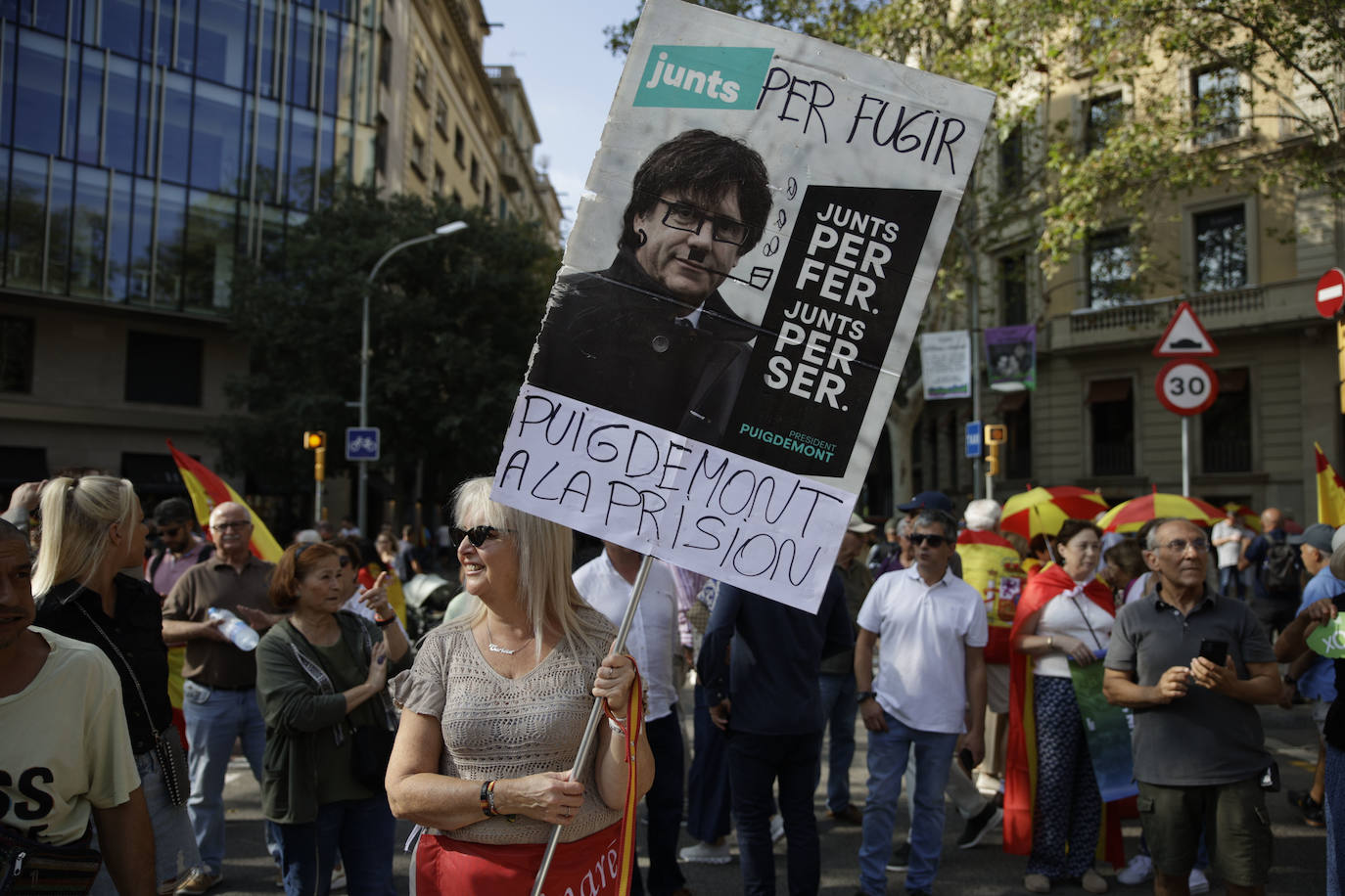 Los ingeniosos mensajes de la pancartas de la manifestación contra la amnistía en Barcelona