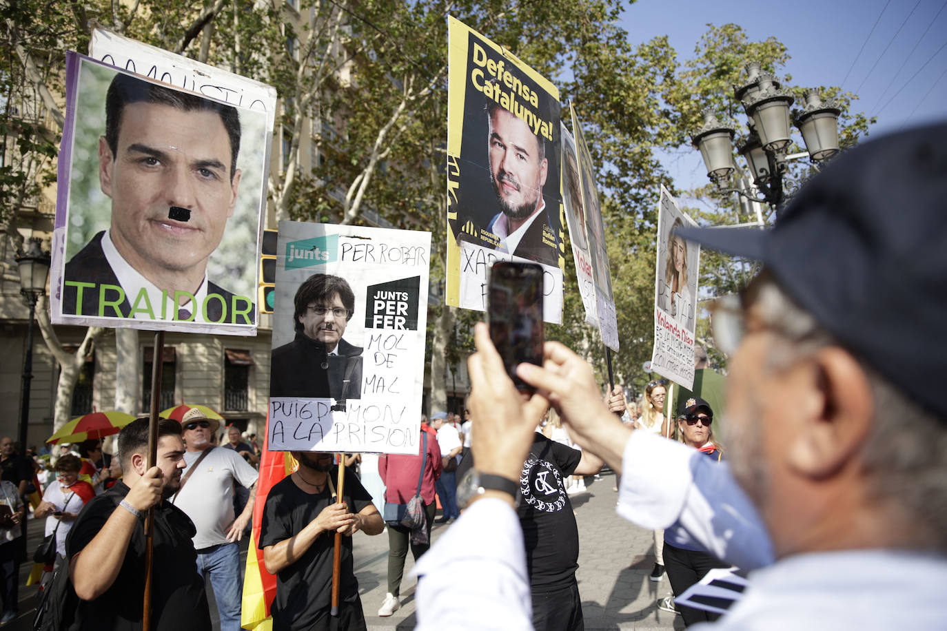 Los ingeniosos mensajes de la pancartas de la manifestación contra la amnistía en Barcelona