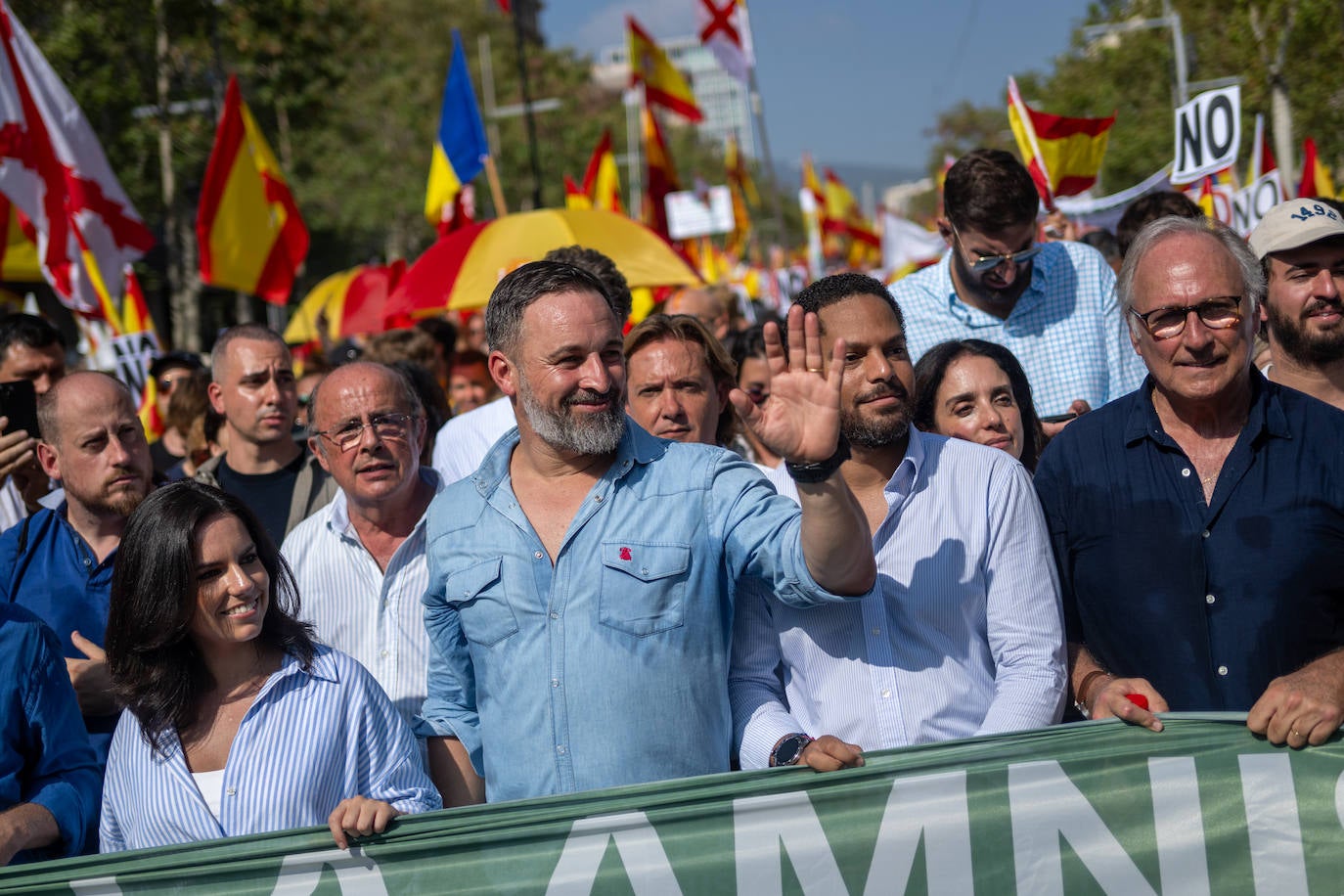 Los ingeniosos mensajes de la pancartas de la manifestación contra la amnistía en Barcelona