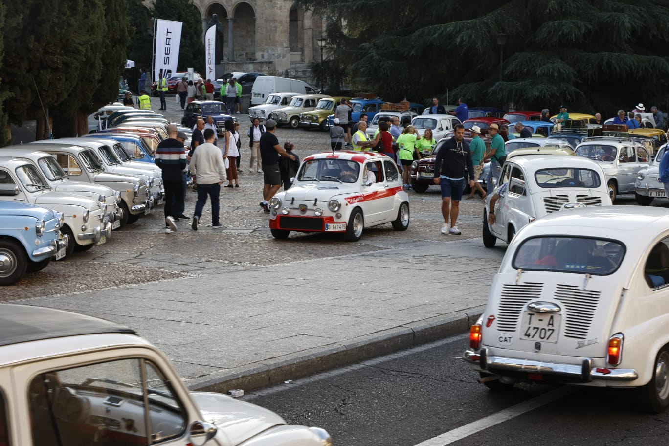 La nostalgia de los Seat 600 inunda las calles de Salamanca