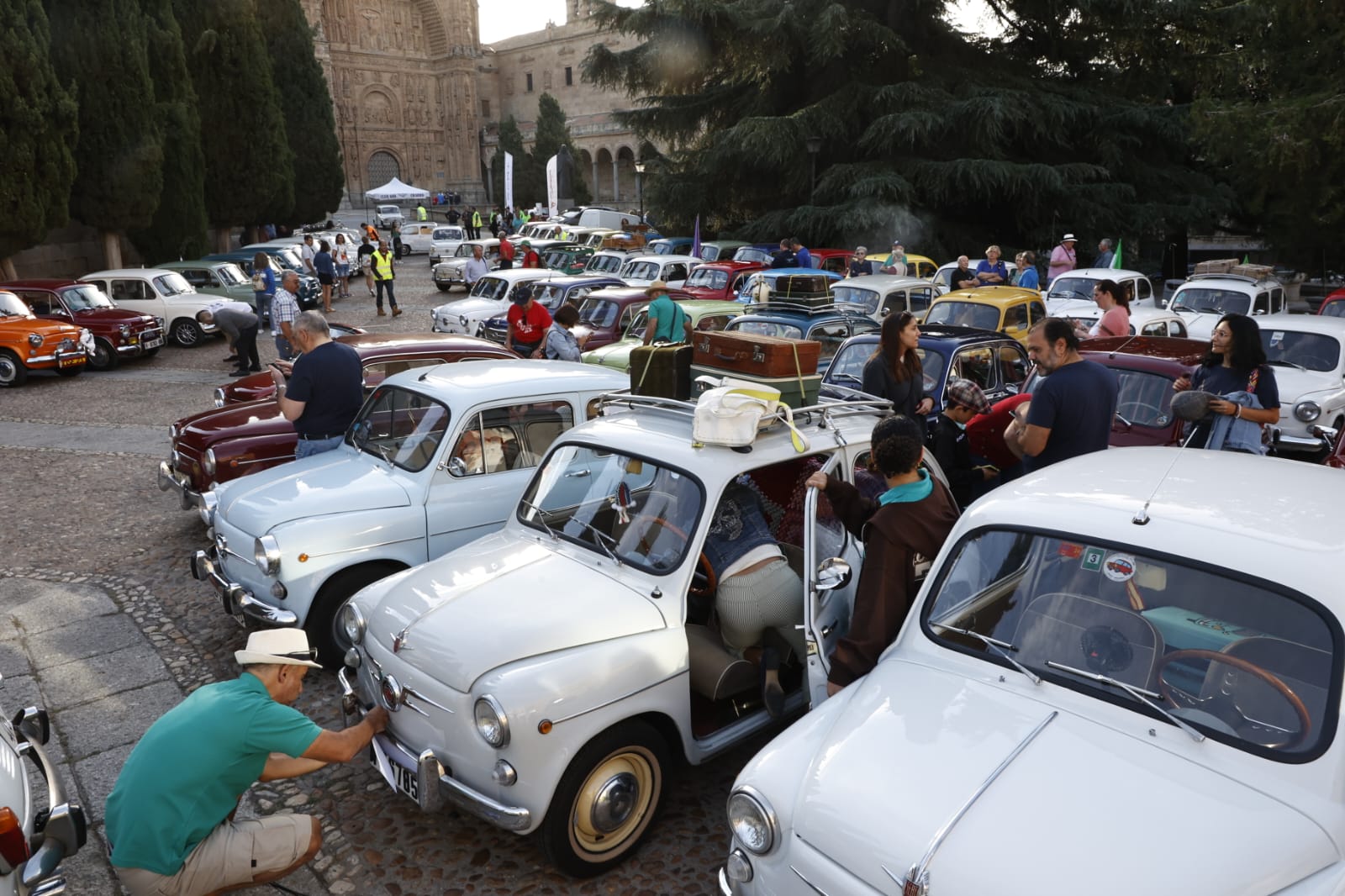 La nostalgia de los Seat 600 inunda las calles de Salamanca