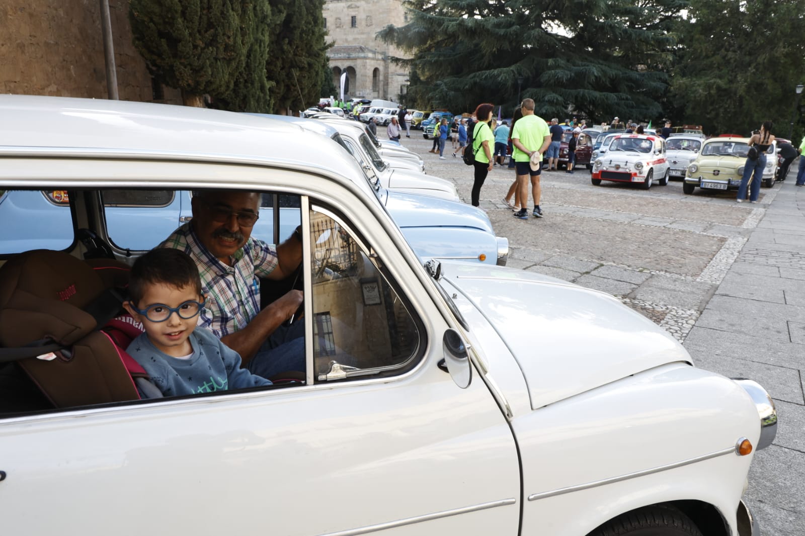 La nostalgia de los Seat 600 inunda las calles de Salamanca