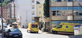 Imagen de dos ambulancias en el exterior del hospital «Virgen del Castañar»de Béjar