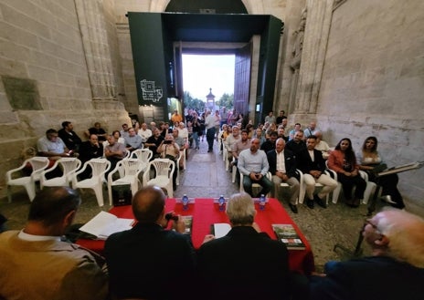 Imagen secundaria 1 - Presentación en el Pórtico del Perdón de la Catedral de Santa María del tomo segundo de la «Historia de Ciudad Rodrigo y su Tierra»