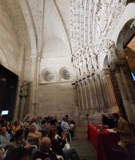 Imagen secundaria 2 - Presentación en el Pórtico del Perdón de la Catedral de Santa María del tomo segundo de la «Historia de Ciudad Rodrigo y su Tierra»