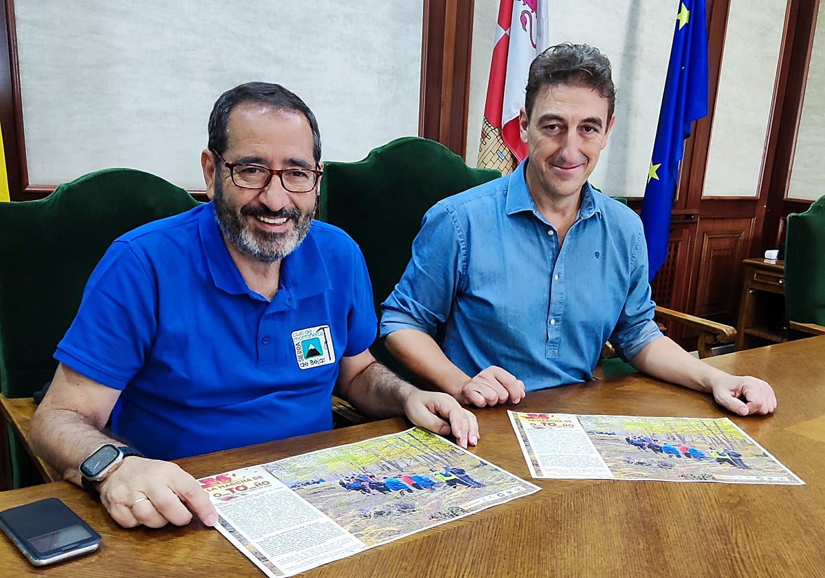 José Luis García, en representación del club de montañeros «Sierra de Béjar» y el concejal de Deportes, Rubén Martín, han presentado la marcha del Otoño esta mañana en el Ayuntamiento de Béjar.