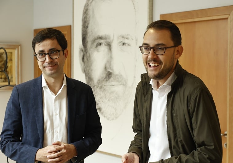 José Luis Mateos y Ángel Fernández Silva con un retrato del rey Felipe VI al fondo.