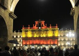 La Plaza Mayor iluminada con la bandera de España en años anteriores