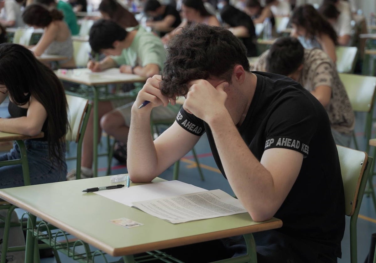 Un estudiante realiza uno de los exámenes de la EBAU