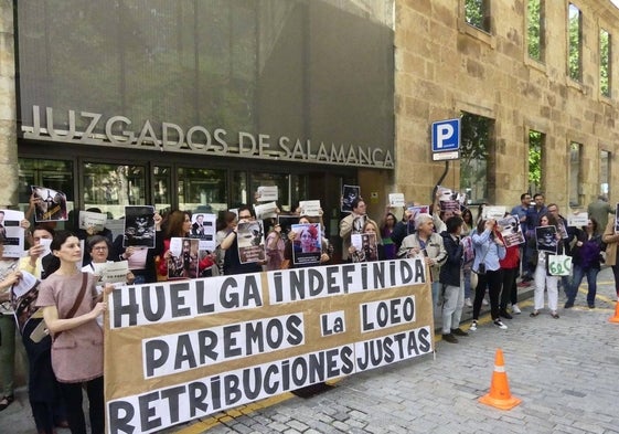 Concentración de funcionarios ante los juzgados de Salamanca.