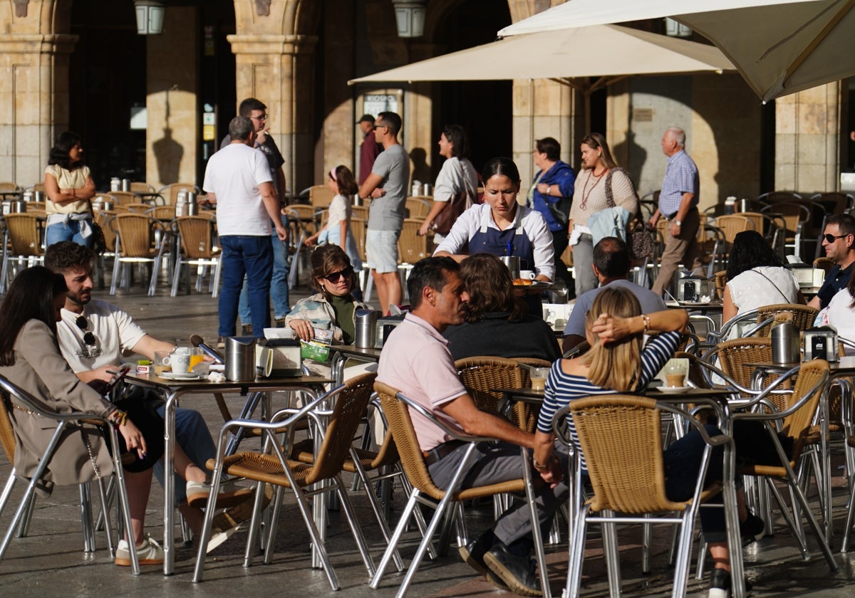 Terrazas con clientes en la Plaza Mayor de Salamanca.