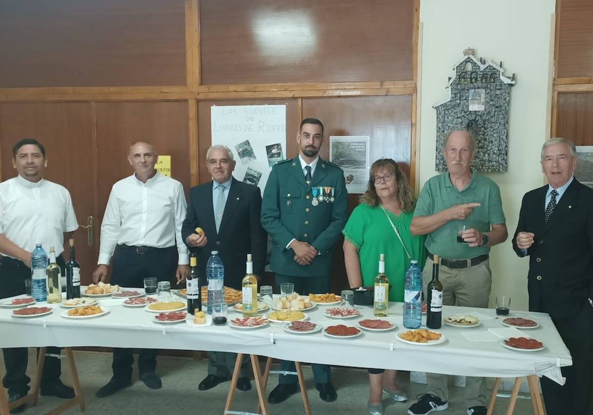 Los vecinos de Linares de Riofrío acompañan a la Guardia Civil