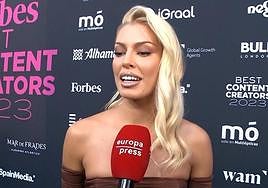 Jessica Goicoechea atendiendo a los medios durante un evento