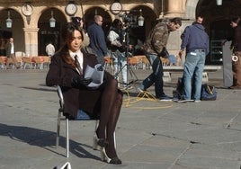 Una actriz posa mientras repasa un guión en la Plaza Mayor de Salamanca.