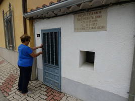 Isabel Siera Pinto abre la puerta de la casa en la que nació Sor Eusebia Palomino en 1899