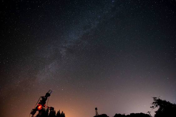 Unos visitantes revisan los paneles informativos del recién estrenado mirador astronómico de Alba