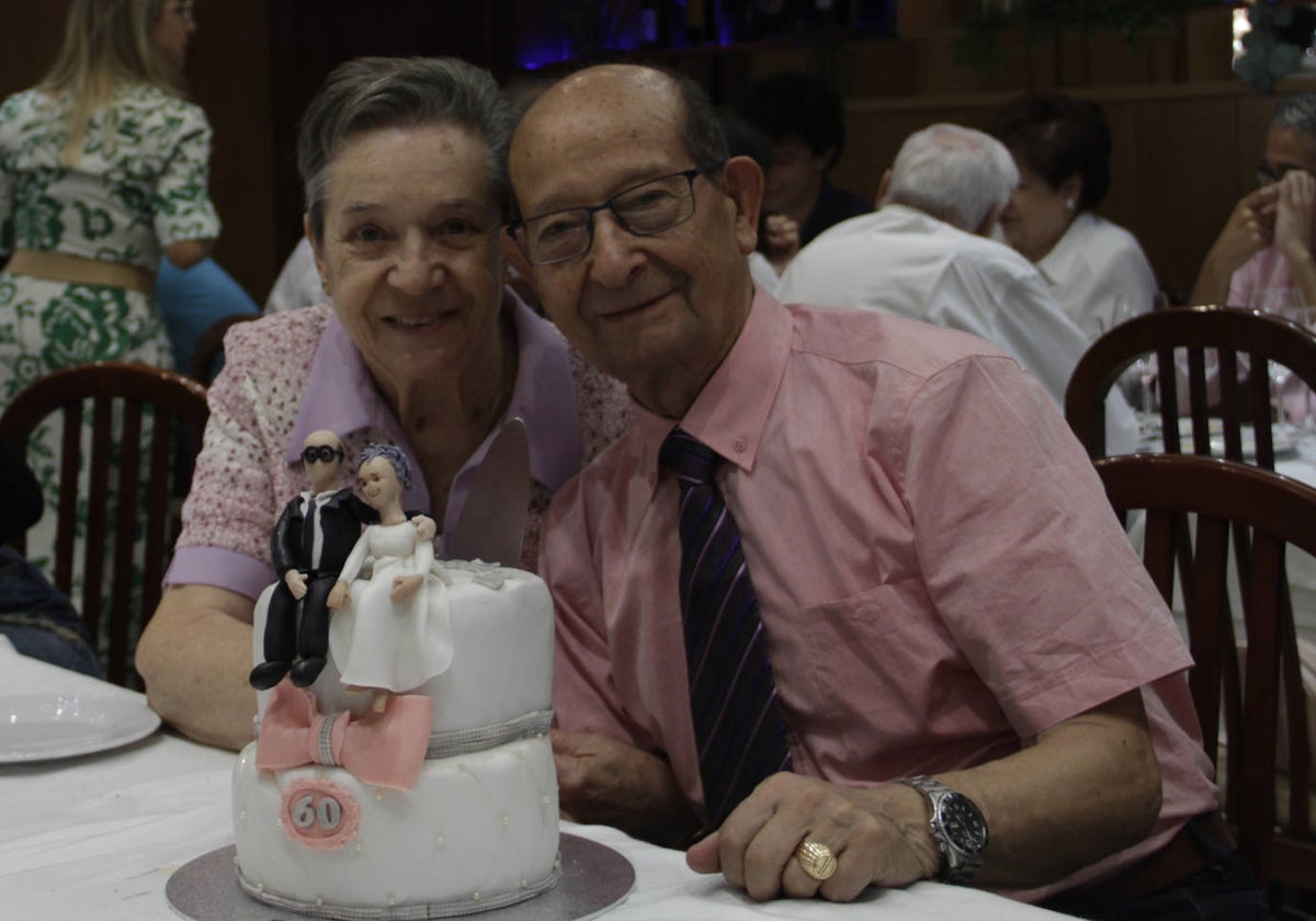 El matrimonio celebrando sus bodas de diamante.