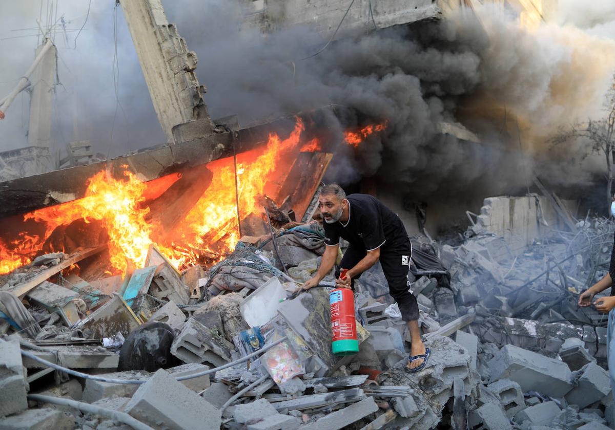 Un hombre sofocando un incendio en Israel