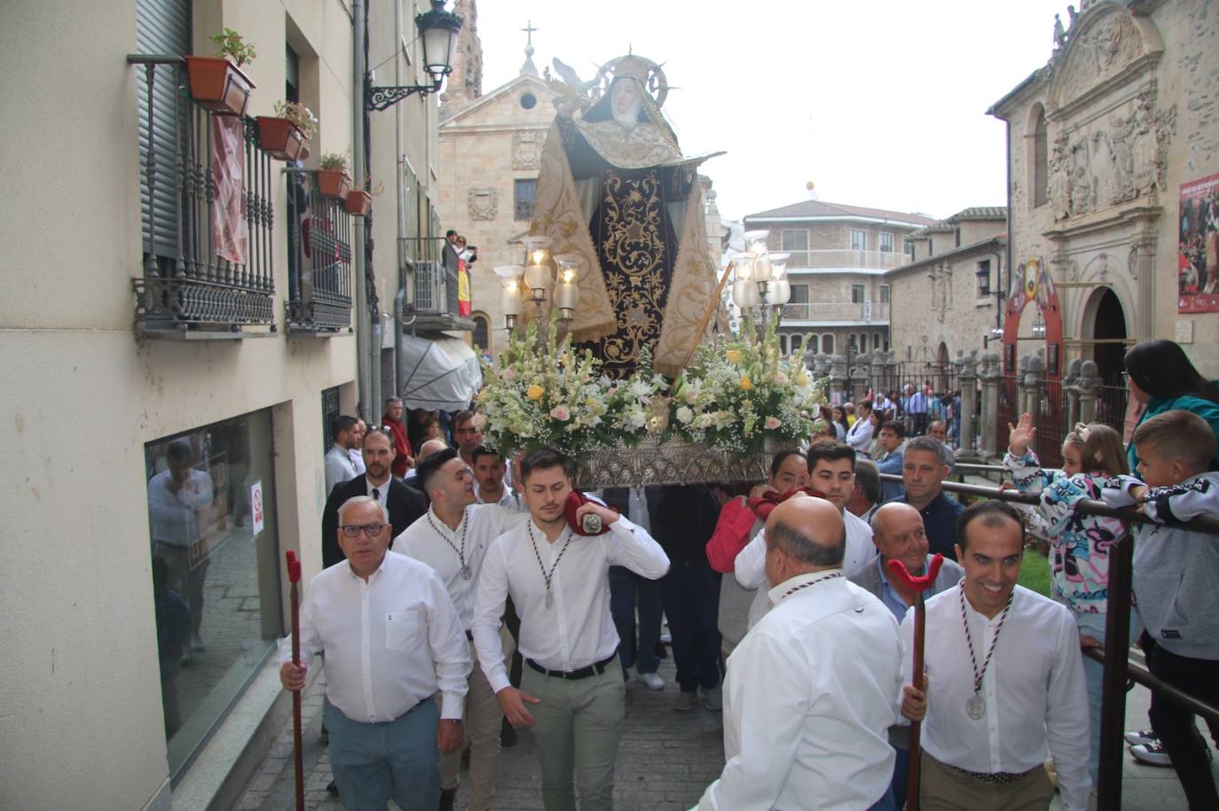 Imagen principal - La salida de Santa Teresa marca el inicio de las fiestas en Alba