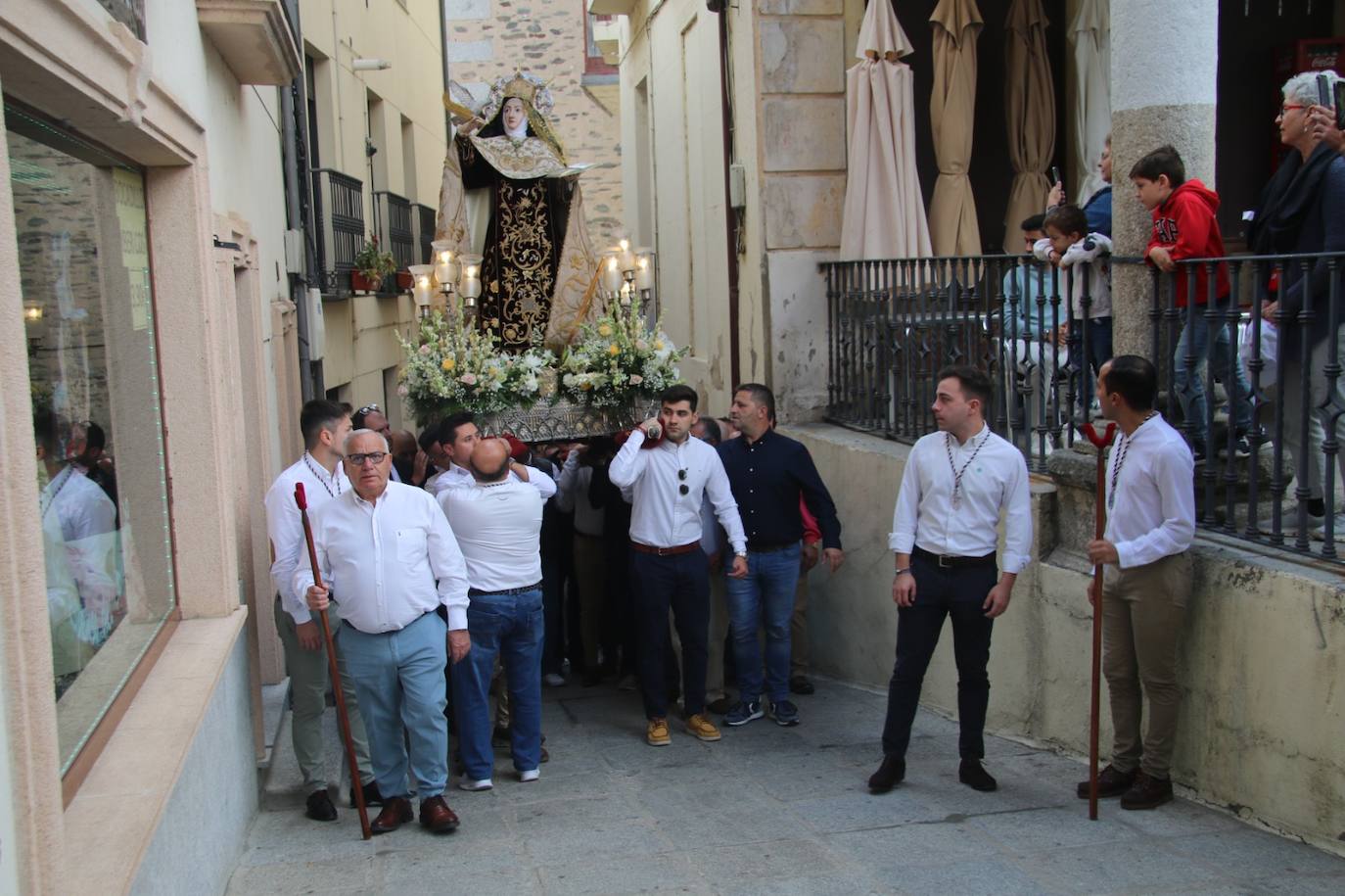 Imagen secundaria 1 - La salida de Santa Teresa marca el inicio de las fiestas en Alba