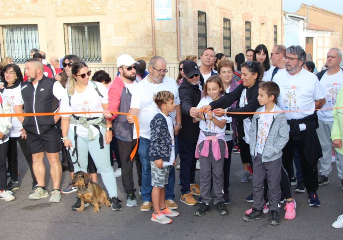 Pasos solidarios a favor de la lucha contra la esclerosis múltiple desde Villar de Gallimazo hasta Peñaranda