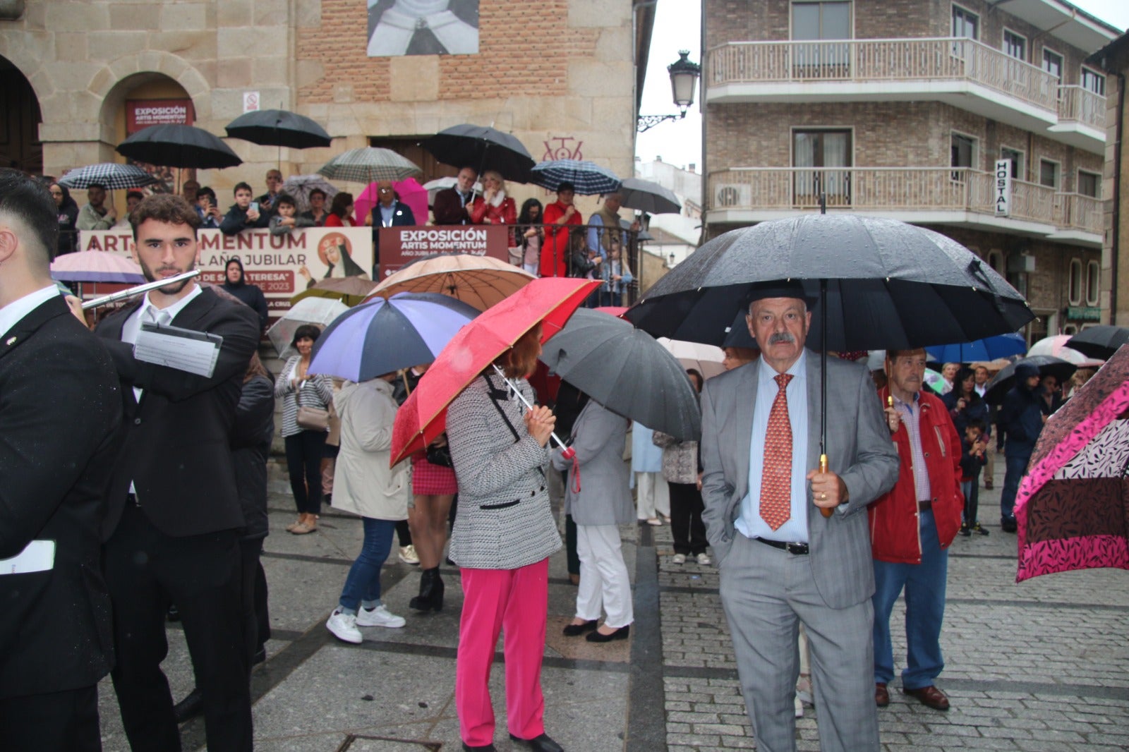 Solemne procesión en Alba de Tormes de Santa Teresa y el Santo Brazo, bajo la lluvia