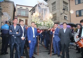 La imagen de Santa Teresa, con su chubasquero y los jóvenes de la Hermandad para llevarla a hombros