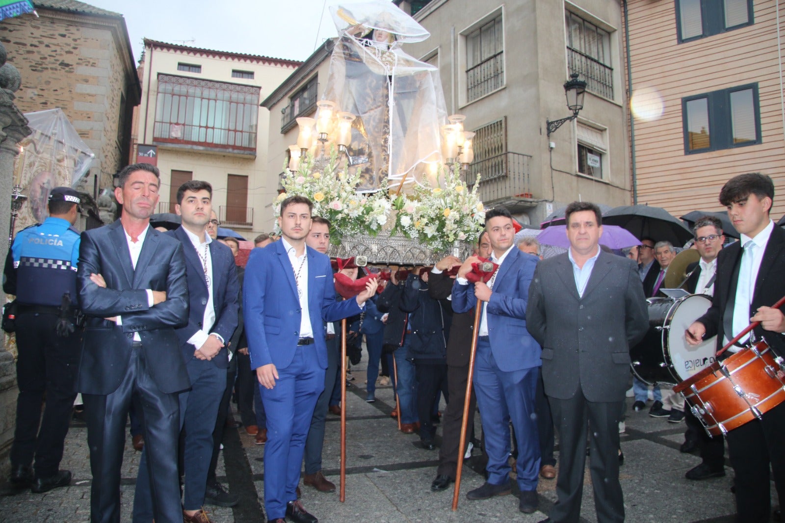 Solemne procesión en Alba de Tormes de Santa Teresa y el Santo Brazo, bajo la lluvia