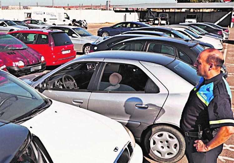 Imagen principal - El agente Roberto Merchán en el depósito municipal de vehículos. La caravana incautada en una operación antidroga.