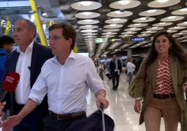 Almeida y Teresa Urquijo a su llegada a Madrid