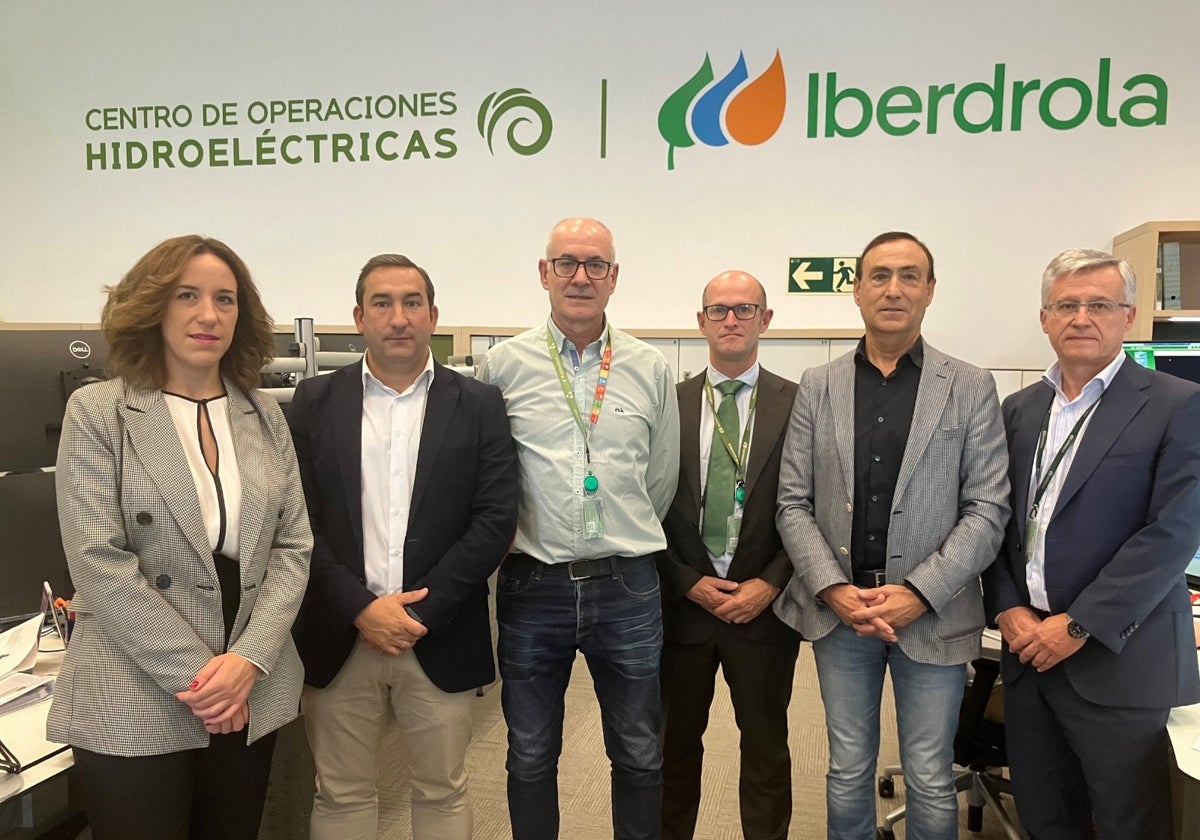 Los participantes en la visita institucional al Centro de Operaciones Hidroeléctricas de Iberdrola en Carbajosa de la Sagrada.