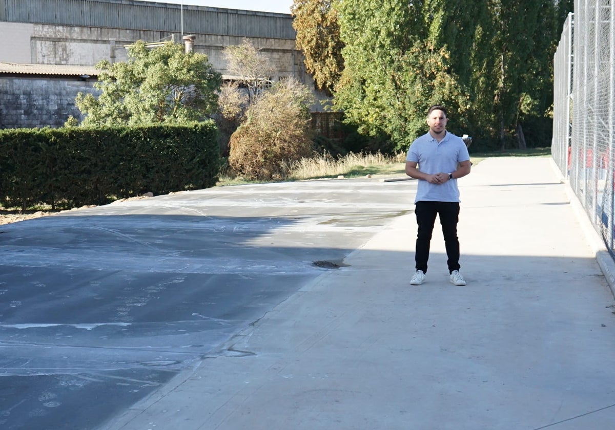 El concejal de Deporte, Jorge Valiente, en la zona de estreno en La Raqueta.