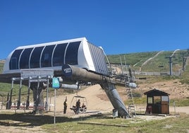 El telesilla en una imagen sin nieve en la época de verano en La Covatilla.