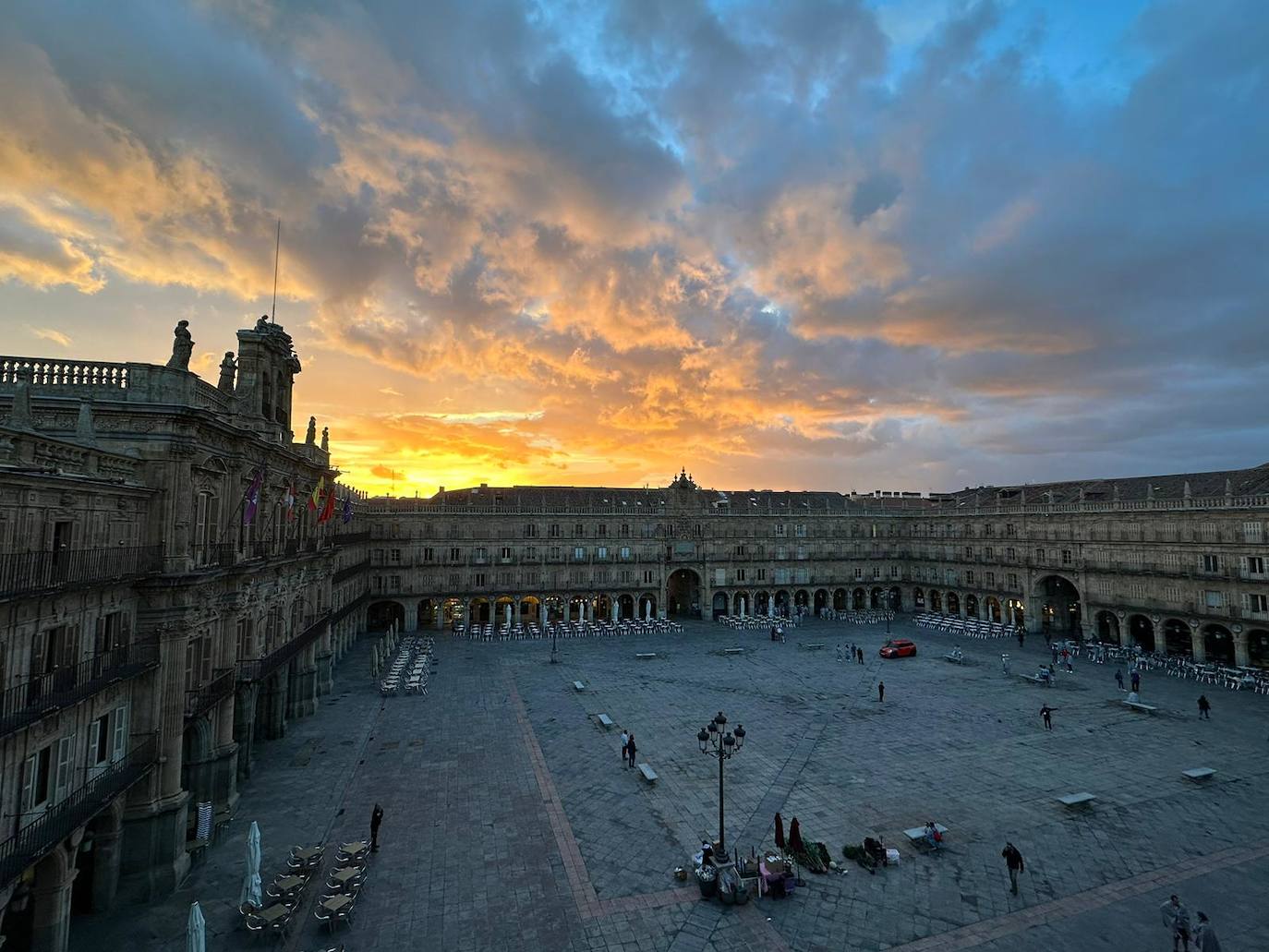 Imagen principal - Las primeras imágenes del segundo día de rodaje de la película de Bollywood