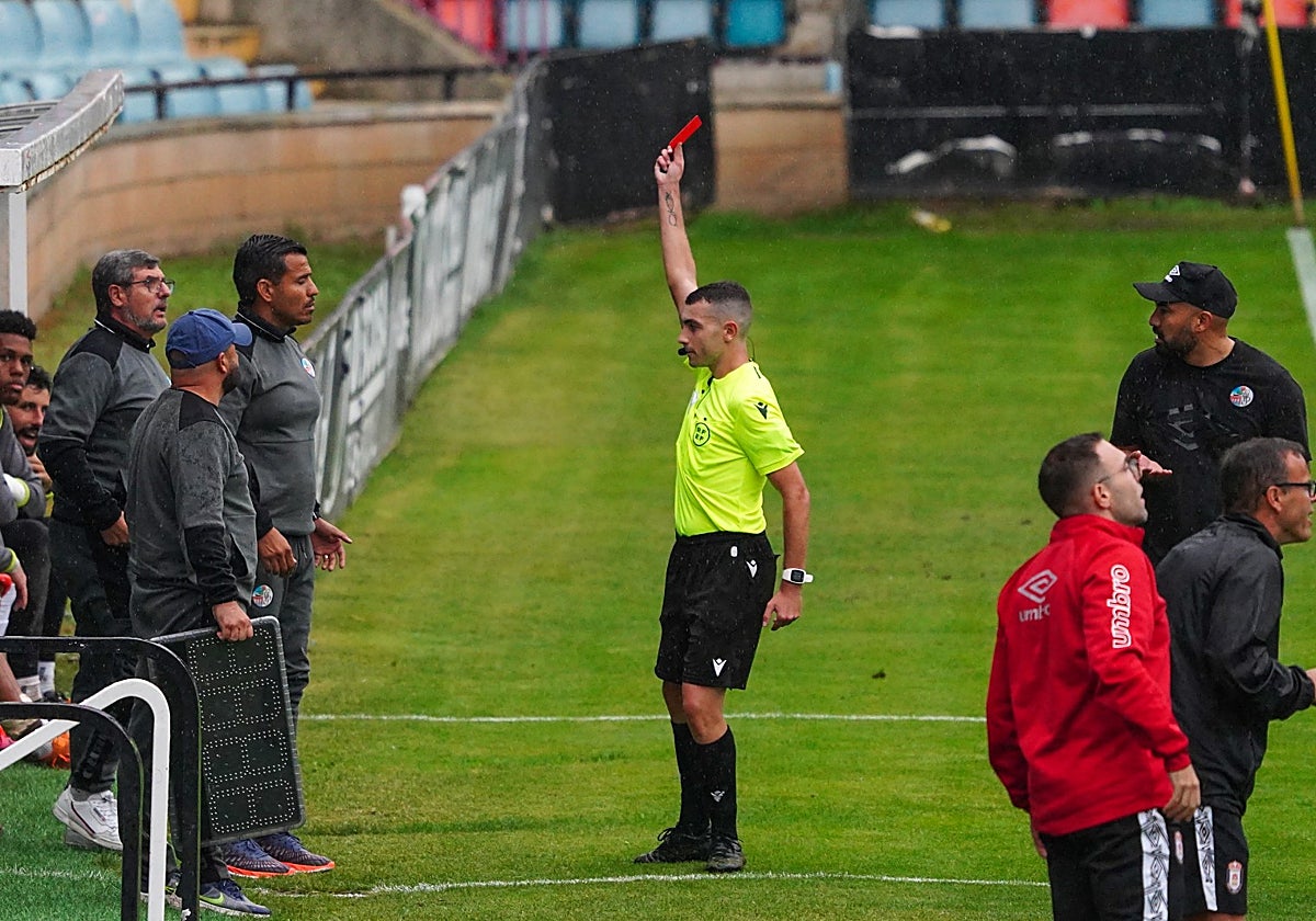 Alfonso Infante muestra la roja a Dueñas en el choque frente al Ávila.