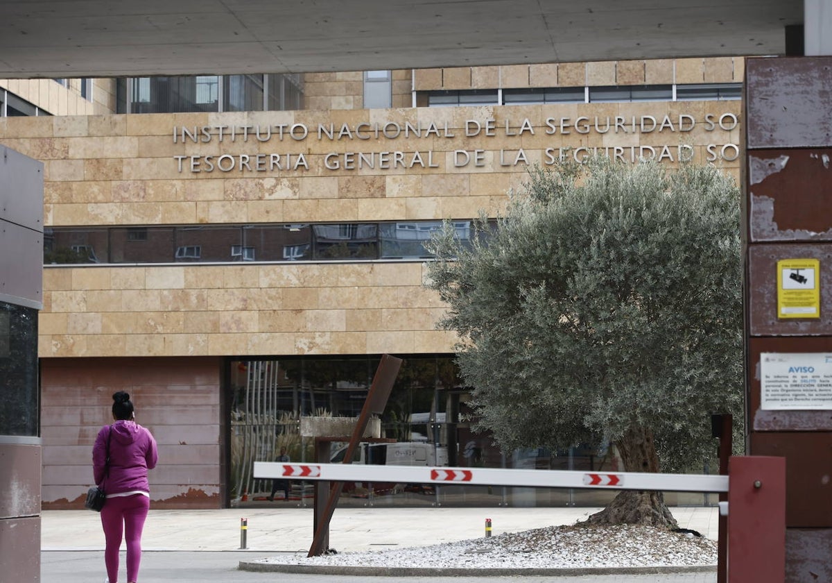 Una mujer accede a las instalaciones de la Seguridad Social en Salamanca.