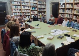 Participantes en la primera sesión del curso de «Mirolibro» en la Biblioteca de Ciudad Rodrigo.