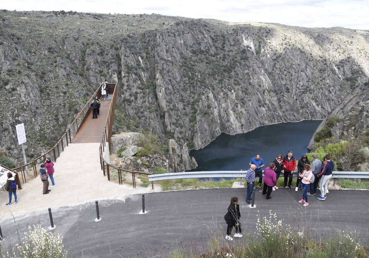 El «Mirador del Fraile» de Aldeadávila de la Ribera se suspende sobre el río Duero y la central hidroeléctrica.