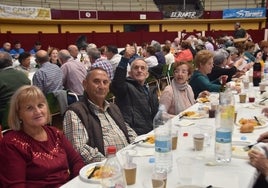 Un grupo de amigos disfrutando de la comida popular en Alba