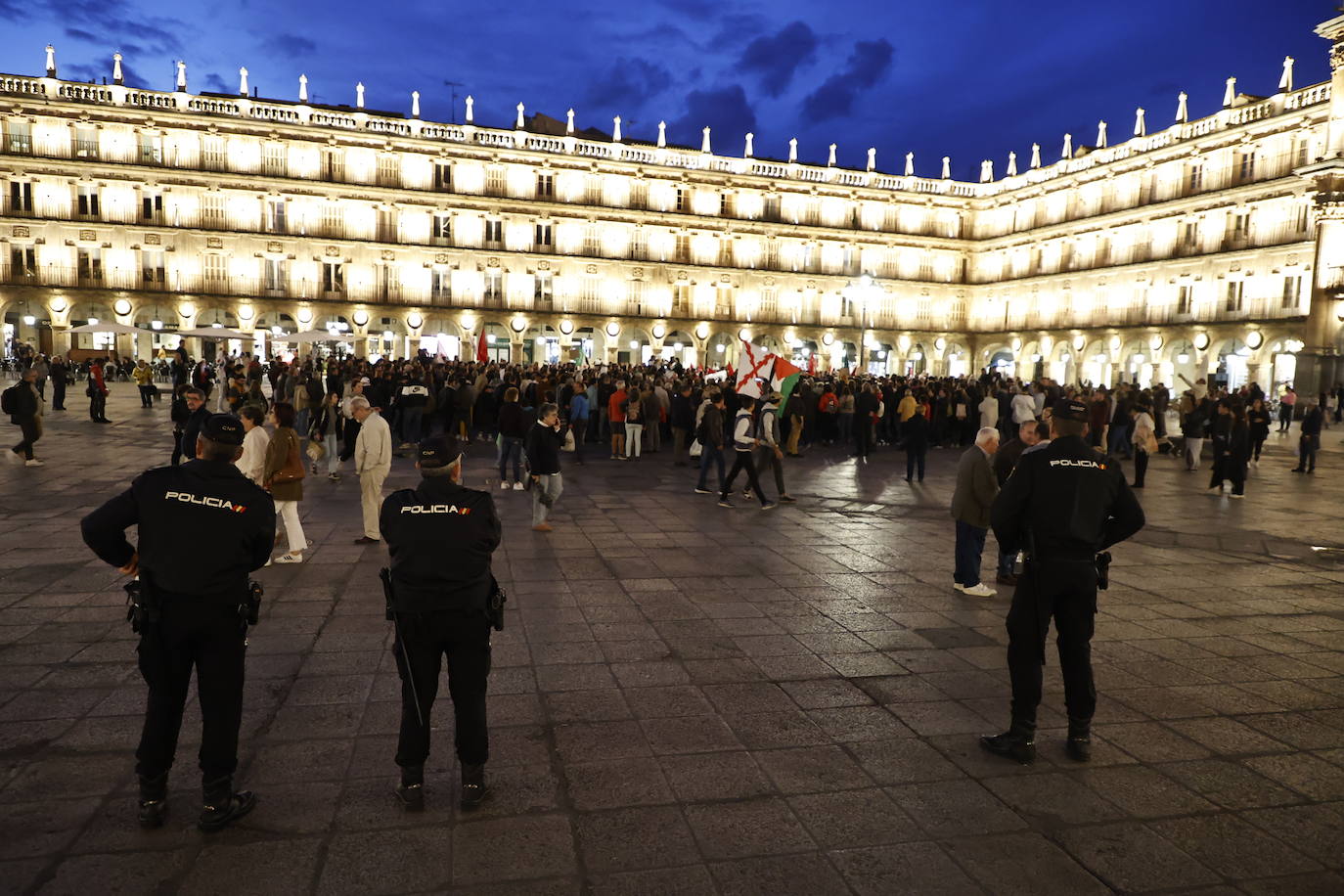 Varios agentes supervisando la manifestación de este miércoles en favor de Palestina en la Plaza Mayor.