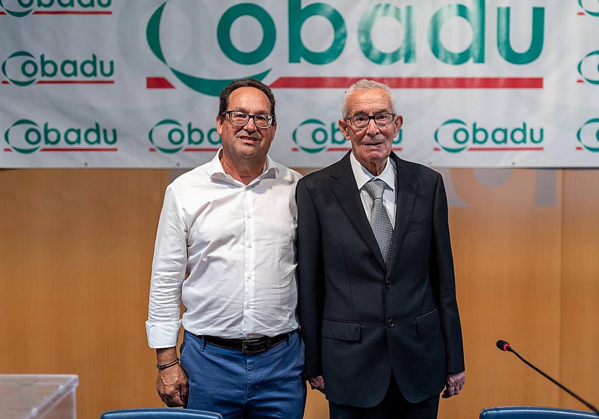 Florentino Mangas (der.), presidente de Cobadu.